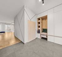 Interiér 4-pokojového bytu s podlahou s dřevěným dekorem a vestavěnými skříněmi.