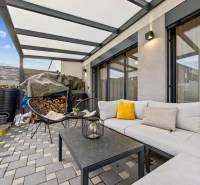 Venkovní posezení s pohovkou a židlemi u 4pokojového bytu na Topoľové ulici v Rovince.