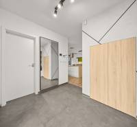 Interiér 4-pokojového bytu s podlahou z dlažby a podlahou s dřevěným dekorem.