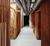 Sklepní prostory s dřevěnými příčkami a potrubím ve 3-pokojovém bytě.