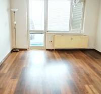 Podlaha s dřevěným dekorem a lustr v 3-pokojovém bytě.