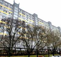 Pohled na panelový dům na Znievské ulici v Bratislavě - Petržalce.