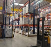 Ve skladech a halách vidíme vysoké regály s paletami a vysokozdvižný vozík.