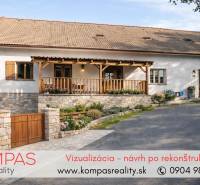 Rodinný dům se sedlovou střechou a kamennou zdí v obci Vígľašská Huta-Kalinka.