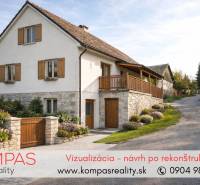 Rodinný dům z kamene s dřevěnými okenicemi v Obchodních prostorách ve Vígľašské Huti-Kalince.