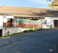 Exteriér obchodních prostor s terasou ve Vígľašské Huti-Kalince, ideální pro podnikání.