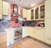 Pozrite si PRÍJEMNÝ 2i byt so ZARIADENÍM, LODŽIOU a KLIMATIZÁCIOU