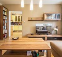 Pozrite si PRÍJEMNÝ 2i byt so ZARIADENÍM, LODŽIOU a KLIMATIZÁCIOU