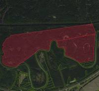 Letecký pohled na zemědělské a lesní pozemky v okolí města Boľ.