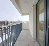 Balkon v Popradu z 2-pokojového bytu s výhledem na okolní budovy.