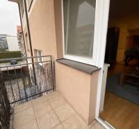 Balkon 2-pokojového bytu na Dlouhé ulici v Stupavě s keramickou dlažbou.