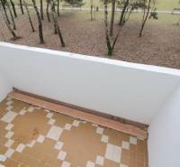 Balkon 3pokojového bytu na Cabanově ulici v Bratislavě-Dúbravce s výhledem na park.