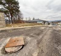 Pozemky - bydlení na Velké Bytči, Bytča, s výhledem na okolí a stromy.