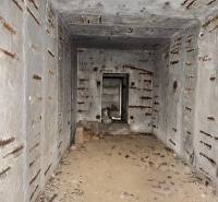 Opuštěná betonová místnost s oknem, Pozemky - bydlení, Velká Bytča, Bytča.