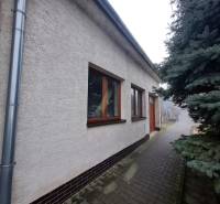 Rodinný dům na Náměstí 1. máje v Chtelnici s upraveným exteriérem a stromem.