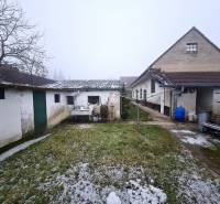 Rodinný dům na Náměstí 1. máje v Chtelnici s dvorem a přístavbami.