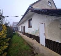 Rodinný dům na Náměstí 1. máje v Chtelnici s travnatým dvorem a zahradní zelení.