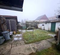 Rodinný dům v Chtelnici na Náměstí 1. máje se zahradou, kůlnou a odpadkovými kontejnery.