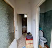 Koupelna a toaleta s dlažbou v rodinném domě, s úložným košem.