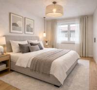 Světlá ložnice s velkou postelí, nočními stolky a podlahou s dřevěným dekorem v rodinném domě.