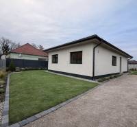 Rodinný dům ve Velkém Grobu s trávníkem, štěrkovým chodníkem a upravenou zahradou.