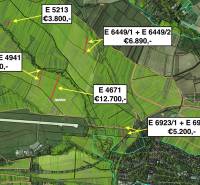 Letecký pohled na zemědělské a lesní pozemky v okolí města Poprad s cenami pozemků.