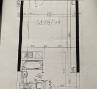 Půdorys 1-pokojového bytu s kuchyňským koutem, koupelnou a vstupní chodbou.