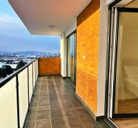 Balkon 3-pokojového bytu s výhledem na Prešov, Solivarská 14, velké skleněné dveře.