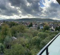 Výhled z balkonu na zeleň a domy v Prešově na Solivarské 14.