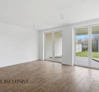 Pokoj v rodinném domě s podlahou s dřevěným dekorem a francouzskými okny.