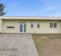 Rodinný dům v Čukárske Pake, Velká Paka, s vydlážděným prostorem a nenáročnou zahradou.