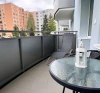 Balkón 2-pokojového bytu na Halalovce v Trenčíně, s posezením a lehátkem.