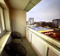 Balkón 3pokojového bytu na Jašíkově ulici v Bratislavě-Ružinově s výhledem na město.