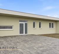 Rodinný dům na Čukárské Páce ve Velké Páce s vyztuženou betonovou plochou.