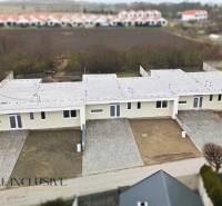 Rodinný dům na Čukárské Pake ve Velké Pake s dvory a parkovacími místy.