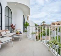 Prostorný balkon ve vile s pohodlným posezením, rostlinami a výhledem na Berawa v Canggu.