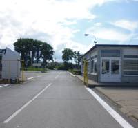 Vchod na Strojnícké ulici v Prešově, vedoucí ke skladům a halám.