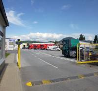 Areál s kamiony na Strojnícké ulici v Prešově, v blízkosti skladů a hal.