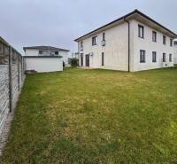 Exteriér 3-pokojového bytu na ulici Kráľovianky v Kráľoviankách s trávníkem a plotem.