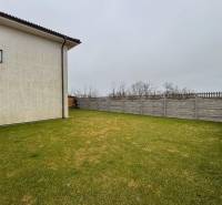 Zahrada u domu s travnatou plochou a oplocením v Kráľoviankách.