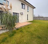 Exteriér 3-pokojového bytu na ulici Kráľovianky v Kráľoviankách se zahradou a trávníkem.