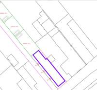 Půdorys rozmístění bytů s přilehlými zahradami a parkovacími místy.