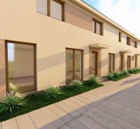 Rovná fasáda budovy s vysokými okny a chodníkem na ulici Litoměřická v Topoľčiankách.