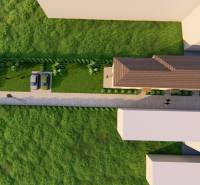 Letecký pohled na přístupovou cestu, auta a zeleň u 2pokojového bytu na Litoměřické ulici v Topoľčiankách.