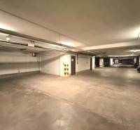 Parkovací garáže s betonovou podlahou a osvětlením, Malacky, Malé náměstí.