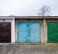 Barevné dveře garáží na ulici Inovecká v Trenčíně, různé odstíny a textury.