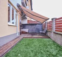 Exteriér 2-pokojového bytu s terasou a podlahou s dřevěným dekorem na ulici M.R. Štefánika v Mostě pri Bratislavě.