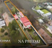 Letecký pohled na rodinný dům v Černém Brodě s přilehlým pozemkem na prodej.