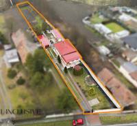 Rodinný dům v Černém Brodě s upraveným dvorem a zahradou na prostorném pozemku.