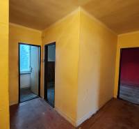 Chodba se třemi místnostmi v 2-pokojovém bytě s podlahou s dřevěným dekorem.